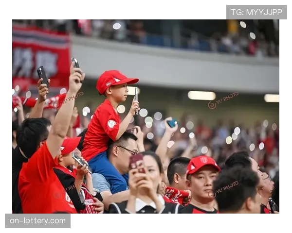 赛场花絮:狂热主场售票处排起长龙,创下队史季票销售纪录